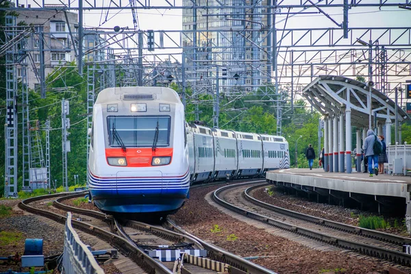 Comboio de alta velocidade Allegro. Comboio rápido. Transporte público. Ferroviária. Transporte de passageiros. Rússia, São Petersburgo 31 de maio de 2019 plataforma Lanskaya — Fotografia de Stock