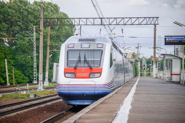 Yüksek hızlı tren Allegro. Hızlı tren. Toplu taşıma. Tren. Yolcu taşımacılığı. Rusya, St. Petersburg 31 Mayıs 2019 platformu Lanskaya