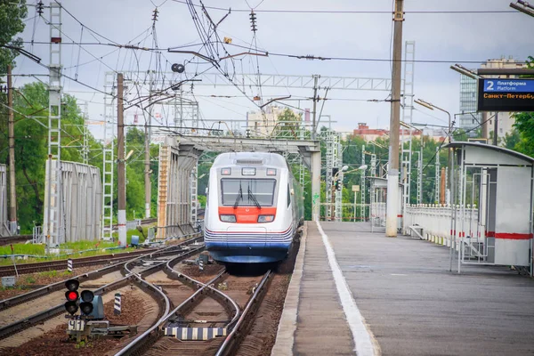 Tren de alta velocidad Allegro. Tren rápido. Transporte público. Ferrocarril. Transporte de pasajeros. Rusia, San Petersburgo mayo 31, 2019 plataforma Lanskaya — Foto de Stock