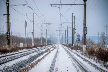 Kış Rus Demiryolu. Toplu taşıma. Kış yolu. Korkuluklar ve uykucular. Elektrik.