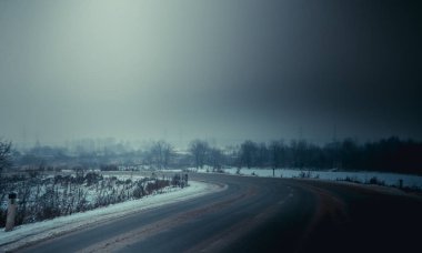 Rus asfalt yolu. Kış yolu. Karlı yol. Yolculuk .