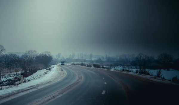 Winter Russische asfaltweg. Winterweg. Een hobbelige weg. Reis . — Stockfoto