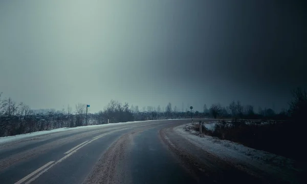 Winter Russian asphalt road. Winter road. Snowy road. Journey . — ストック写真