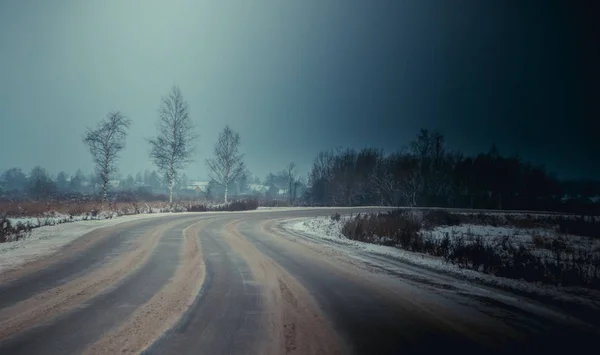 Zimní ruská asfaltová cesta. Zimní cesta. Snowy road. Cesta . — Stock fotografie