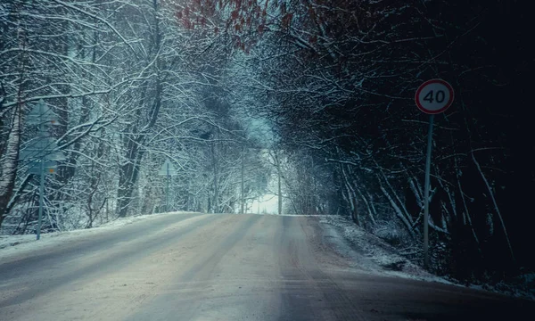 Zimní ruská asfaltová cesta. Zimní cesta. Snowy road. Cesta . — Stock fotografie