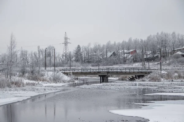 Estrada de asfalto russa de inverno. Estrada de Inverno. Estrada nevada. Viagem  . — Fotografia de Stock
