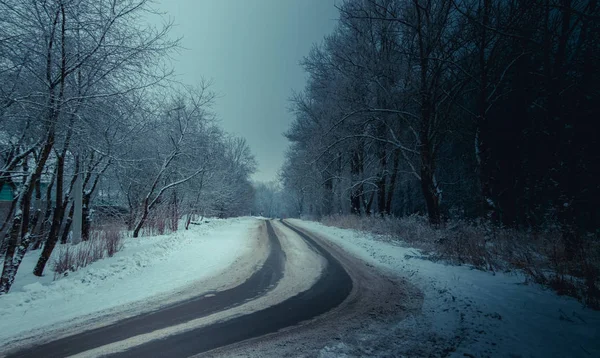 Camino de asfalto ruso de invierno. Camino de invierno. Carretera nevada. Viaje.  . — Foto de Stock