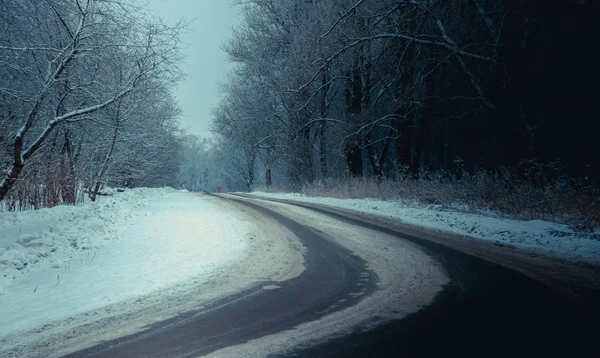 Camino de asfalto ruso de invierno. Camino de invierno. Carretera nevada. Viaje.  . — Foto de Stock