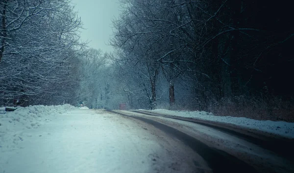 Winterliche russische Asphaltstraße. Winterstraße. Schneeglätte. Reise . — Stockfoto