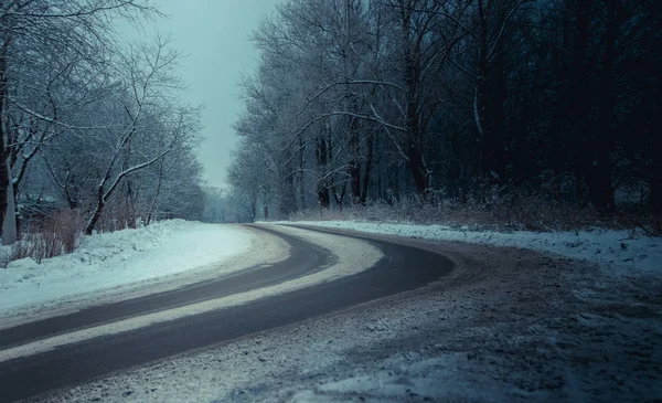 Winter Russian asphalt road. Winter road. Snowy road. Journey . — ストック写真