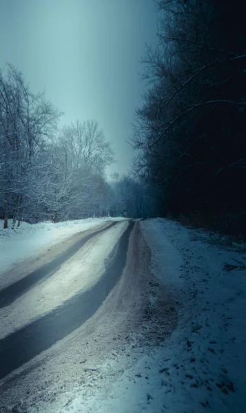 Winterliche russische Asphaltstraße. Winterstraße. Schneeglätte. Reise . — Stockfoto