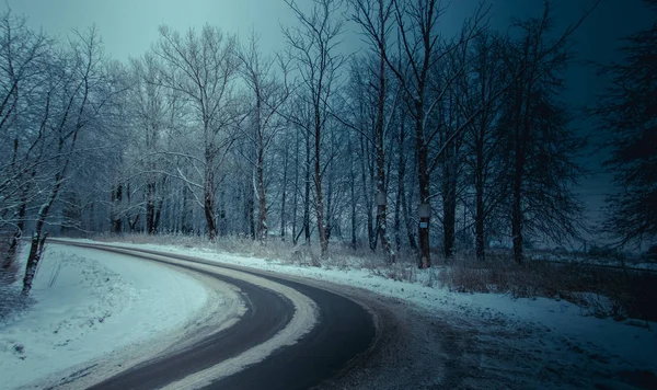 Camino de asfalto ruso de invierno. Camino de invierno. Carretera nevada. Viaje.  . — Foto de Stock