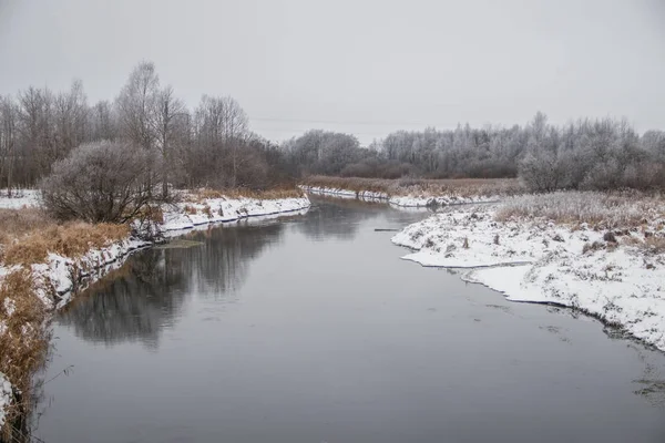 Paisagem de inverno no rio. Foto de neve. Neve e rio. Dia de neve nublado . — Fotografia de Stock