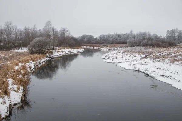 Paisagem de inverno no rio. Foto de neve. Neve e rio. Dia de neve nublado . — Fotografia de Stock