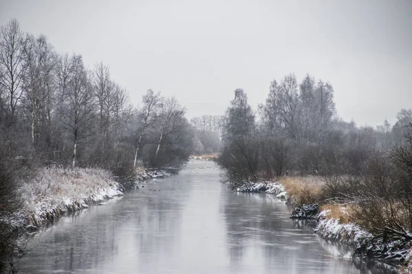 Winter landscape on the river. Snow picture. Snow and river. Cloudy snow day. — Stock Photo, Image