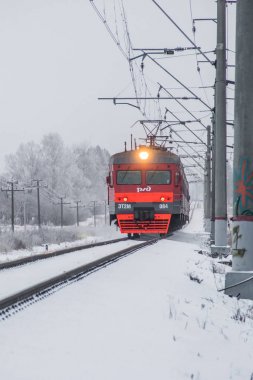Tren trenle yola çıktı. Rus treni. Yolcu taşımacılığı. Toplu taşıma. Rus demiryolu. Rusya Leningrad Bölgesi Gatchina Bölgesi 16 Aralık 2018