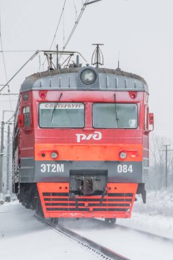 Tren trenle yola çıktı. Rus treni. Yolcu taşımacılığı. Toplu taşıma. Rus demiryolu. Rusya Leningrad Bölgesi Gatchina Bölgesi 16 Aralık 2018