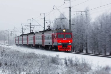 Tren trenle yola çıktı. Rus treni. Yolcu taşımacılığı. Toplu taşıma. Rus demiryolu. Rusya Leningrad Bölgesi Gatchina Bölgesi 16 Aralık 2018