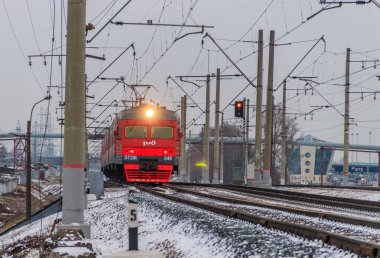 Tren trenle yola çıktı. Rus treni. Yolcu taşımacılığı. Toplu taşıma... Rus demiryolu. Rusya St. Petersburg platformu Airport 10 Aralık 2018