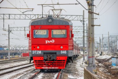 Tren trenle yola çıktı. Rus treni. Yolcu taşımacılığı. Toplu taşıma... Rus demiryolu. Rusya St. Petersburg platformu Airport 10 Aralık 2018