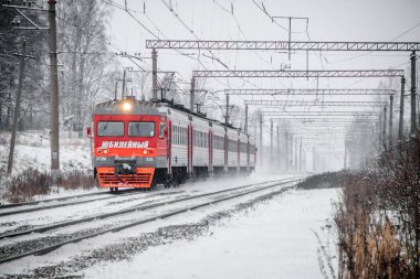 Tren trenle yola çıktı. Rus treni. Yolcu taşımacılığı. Toplu taşıma. Rus demiryolu. Rusya Leningrad bölgesi, Suyda yerleşimi 12 Aralık 2018