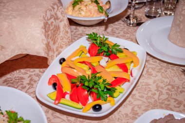 Beyaz bir tabak üzerinde bir festival masada Çanak. Tabakta yemek. 