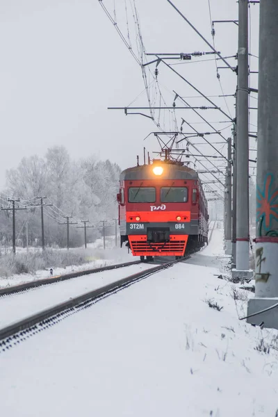 O comboio passa de comboio. Comboio russo. Transporte de passageiros. Transporte público. Ferrovia russa. Rússia Região de Leningrado Gatchina Distrito 16 de dezembro de 2018 — Fotografia de Stock