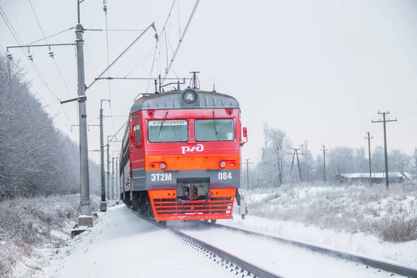 O comboio passa de comboio. Comboio russo. Transporte de passageiros. Transporte público. Ferrovia russa. Rússia Região de Leningrado Gatchina Distrito 16 de dezembro de 2018 — Fotografia de Stock