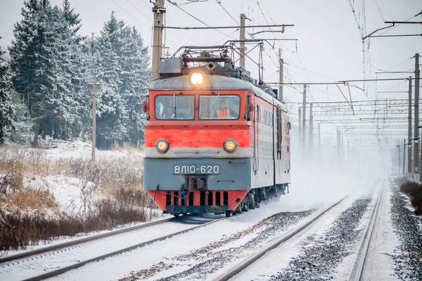 A locomotiva anda de comboio. Locomotiva russa. Ferrovia russa. Rússia Região de Leningrado, acordo de Suyda em dezembro 12, 2018 — Fotografia de Stock