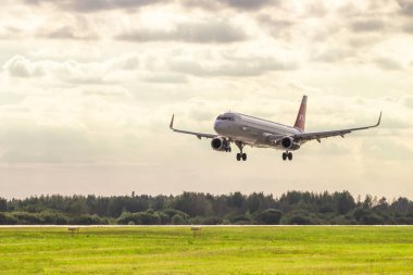 Rusya, St. Petersburg - 15 Ağustos 2018: Pulkovo Havaalanı'nda uçak. 