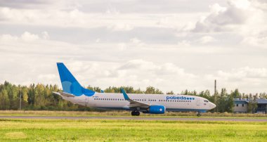 Rusya, St. Petersburg - 15 Ağustos 2018: Pulkovo Havaalanı'nda uçak. 