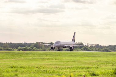 Rusya, St. Petersburg - 15 Ağustos 2018: Pulkovo Havaalanı'nda uçak. 