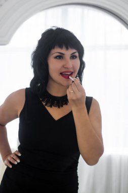 Siyah elbiseli güzel bir kadının portresi.