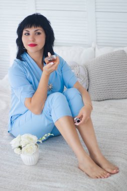 mavi takım elbiseli güzel genç kadın portresi