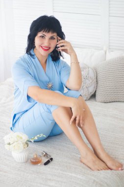 mavi takım elbiseli güzel genç kadın portresi