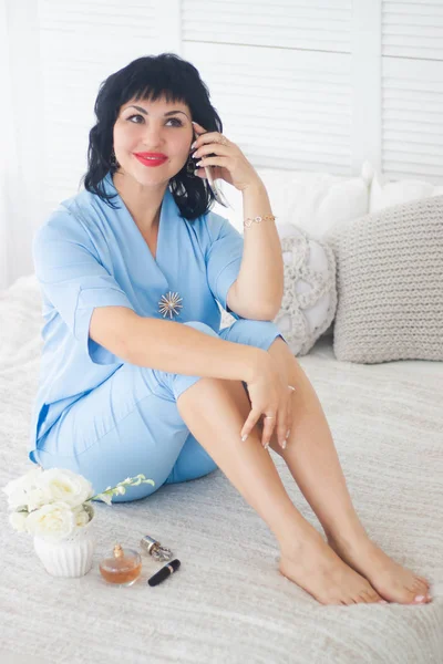 mavi takım elbiseli güzel genç kadın portresi