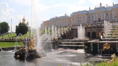 gündüz şehir meydanında çeşmeler görünümü, video