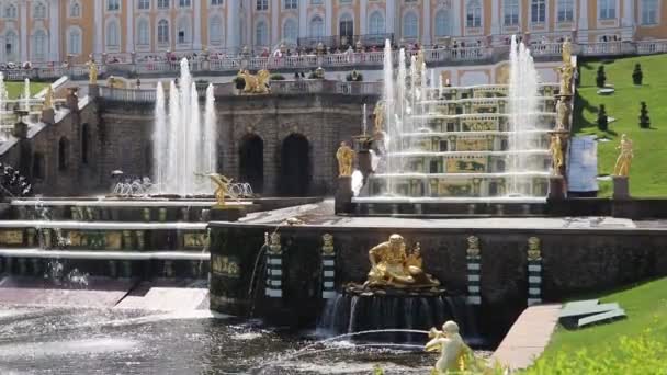 昼間の市の広場で噴水の眺め ビデオ — ストック動画