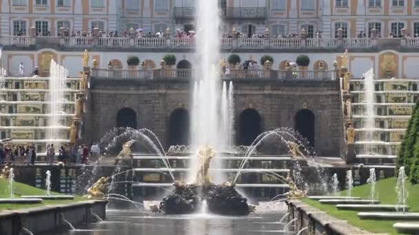 Vista Delle Fontane Nella Piazza Della Città Giorno Video — Video Stock