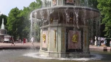 gündüz şehir meydanında çeşmeler görünümü, video