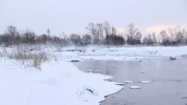 Kışın kar ile nehir. Şafakta nehir. Sudan buharlaşma. Soğuk kış. Su kışın donmadı..