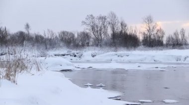 Kışın kar ile nehir. Şafakta nehir. Sudan buharlaşma. Soğuk kış. Su kışın donmadı..