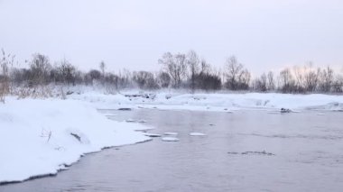 Kışın kar ile nehir. Şafakta nehir. Sudan buharlaşma. Soğuk kış. Su kışın donmadı..