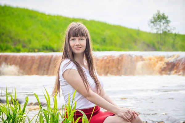 Портрет Молодой Красивой Женщины Водопада Россия — стоковое фото