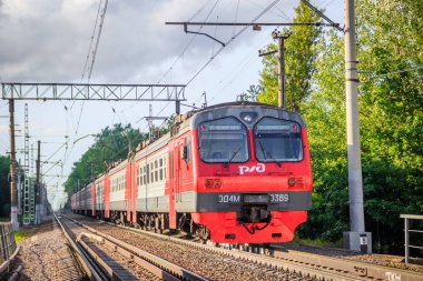 Yaz ormanı boyunca raylı kırmızı Rus treni, Rusya, St. Petersburg - 31 Mayıs 2019