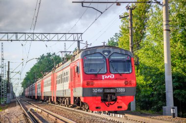 Yaz ormanı boyunca raylı kırmızı Rus treni, Rusya, St. Petersburg - 31 Mayıs 2019