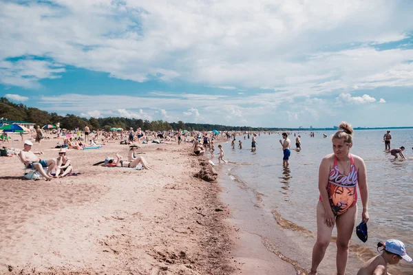 Pláž Finském Zálivu Letní Sezóně Rusko Leningradské Území Červenec 2018 — Stock fotografie