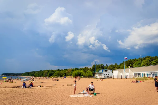 Pláž Finském Zálivu Letní Sezóně Rusko Leningradské Území Červenec 2018 — Stock fotografie