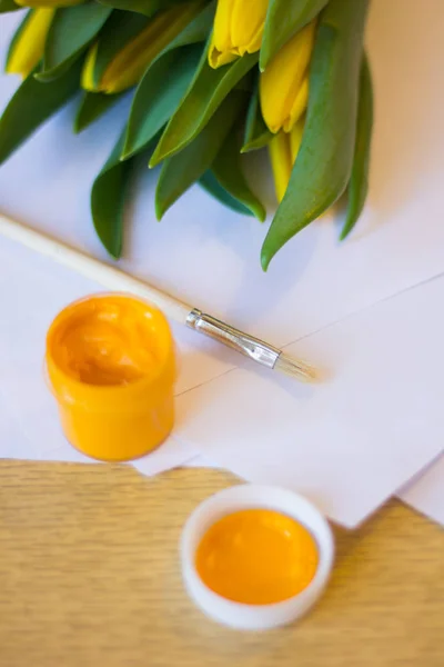 Tulpen Papier Pinsel Und Gouachefarben Zeichnen Sie Ein Postkartenkonzept Für — Stockfoto
