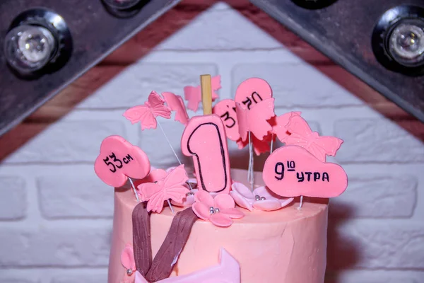 子供のピンクの誕生日ケーキ。お祝いのテーブルの装飾。お 祝い。子供の休日。ベリーとお菓子. — ストック写真